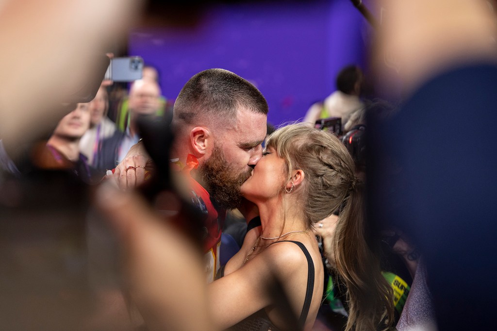 Travis Kelce and Taylor Swift kissing