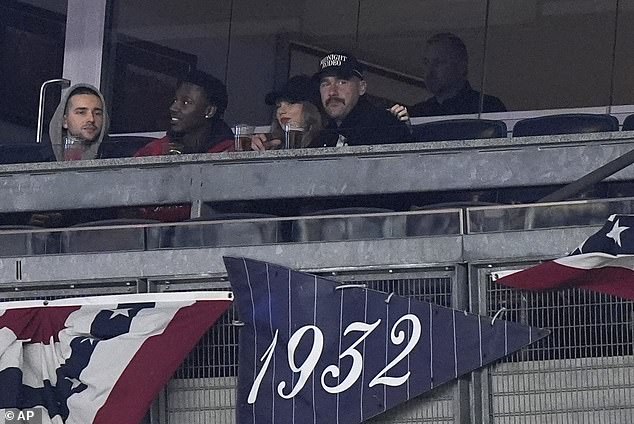 The coupe got cozy and shared an embrace as they tried to stay warm at Yankee Stadium