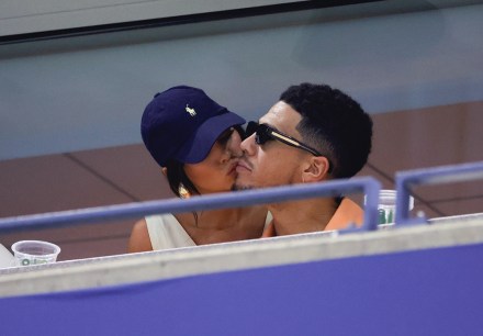 New York, NY - Kendall Jenner and Devin Booker show some PDA as they watch as Casper Ruud of Norway vs Carlos Alcaraz of Spain play in the men's final match at the US Open Tennis Championships. Pictured: Kendall Jenner, Devin Booker BACKGRID USA 11 SEPTEMBER 2022 USA: +1 310 798 9111 / usasales@backgrid.com UK: +44 208 344 2007 / uksales@backgrid.com *UK Clients - Pictures Containing Children Please Pixelate Face Prior To Publication*