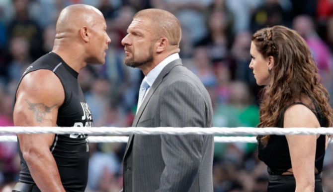 8 Wrestlers That Can't Stand Stephanie McMahon & Triple H (And 7 That Love Them)